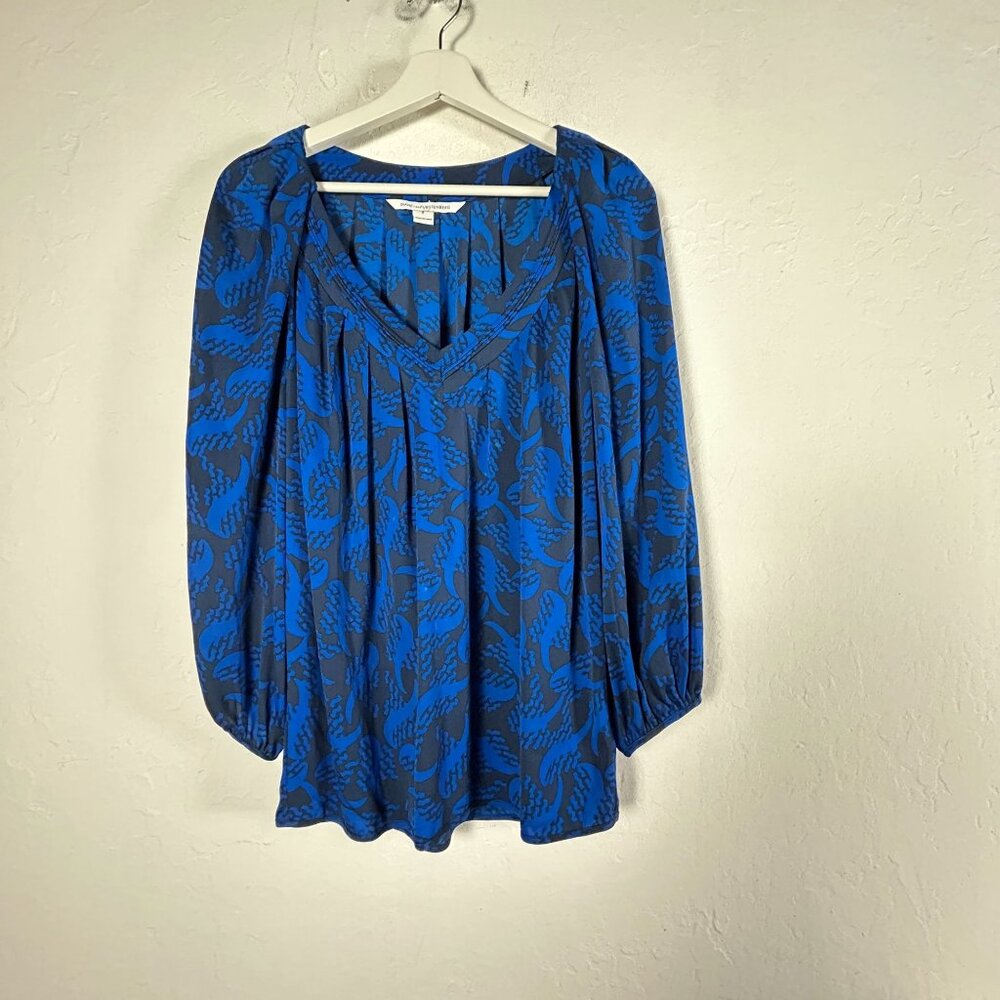 Diane Von Furstenburg Cahil Silk Blend Blouse Womens 8 Blue Wave Print Pleated